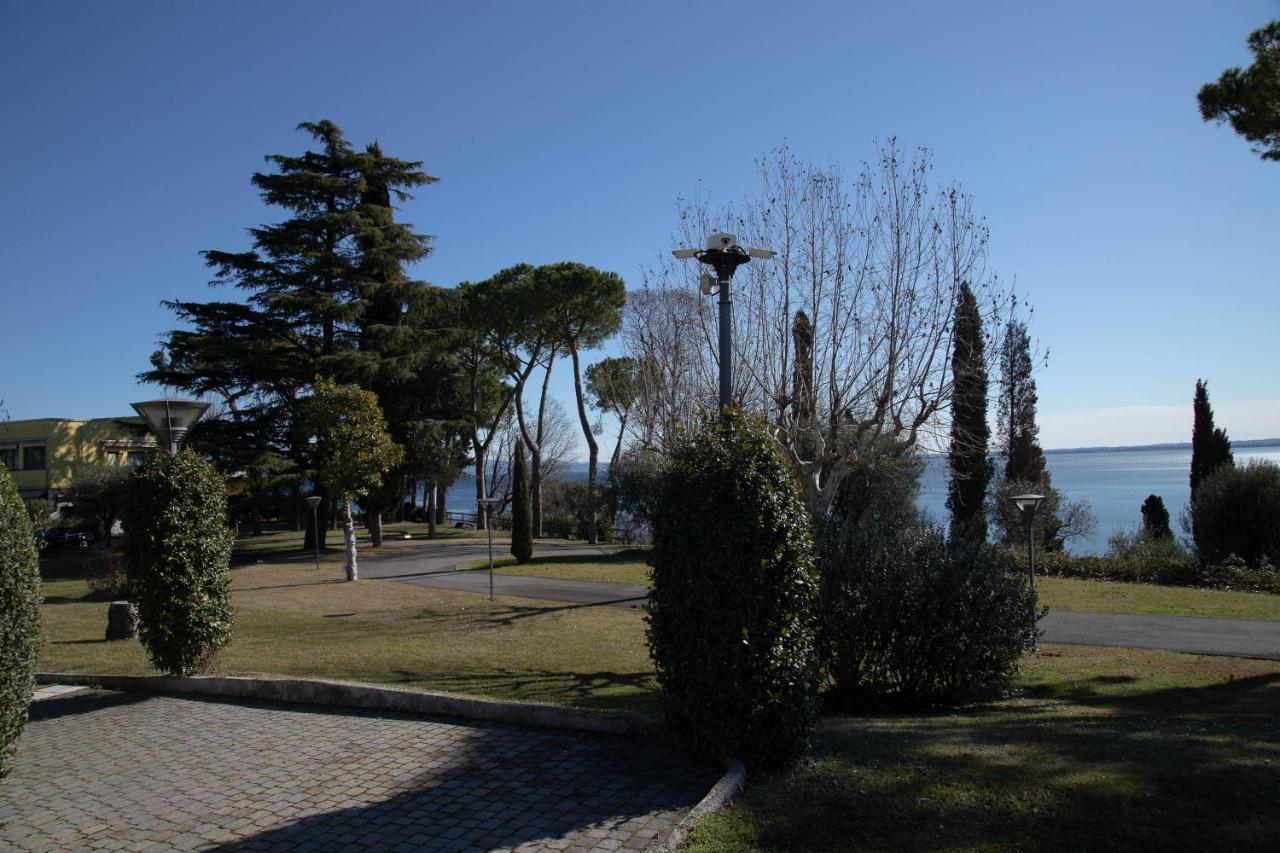 Lato Soleggiato @Gardazzurro Apartment Padenghe sul Garda Bagian luar foto